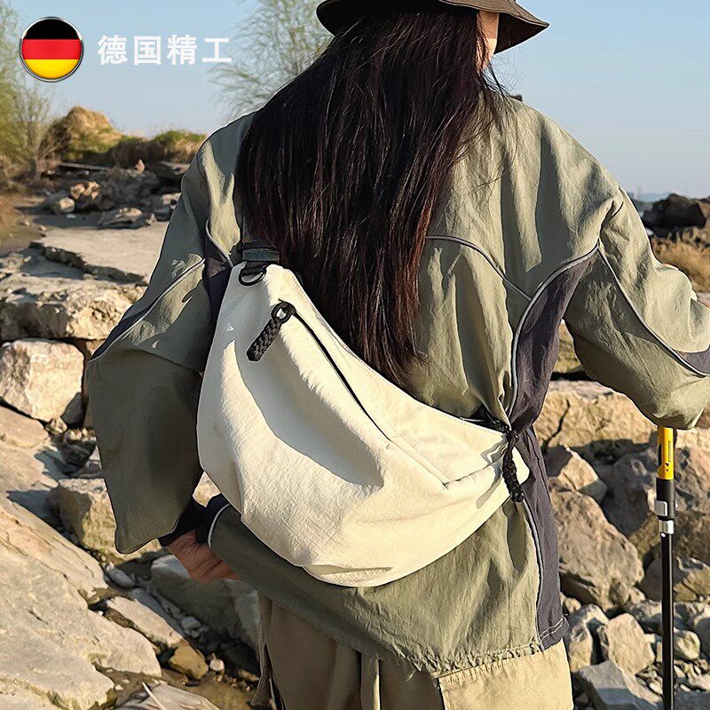 德国斜挎包新款户外运动骑行水饺包轻便休闲 通勤包大容量单