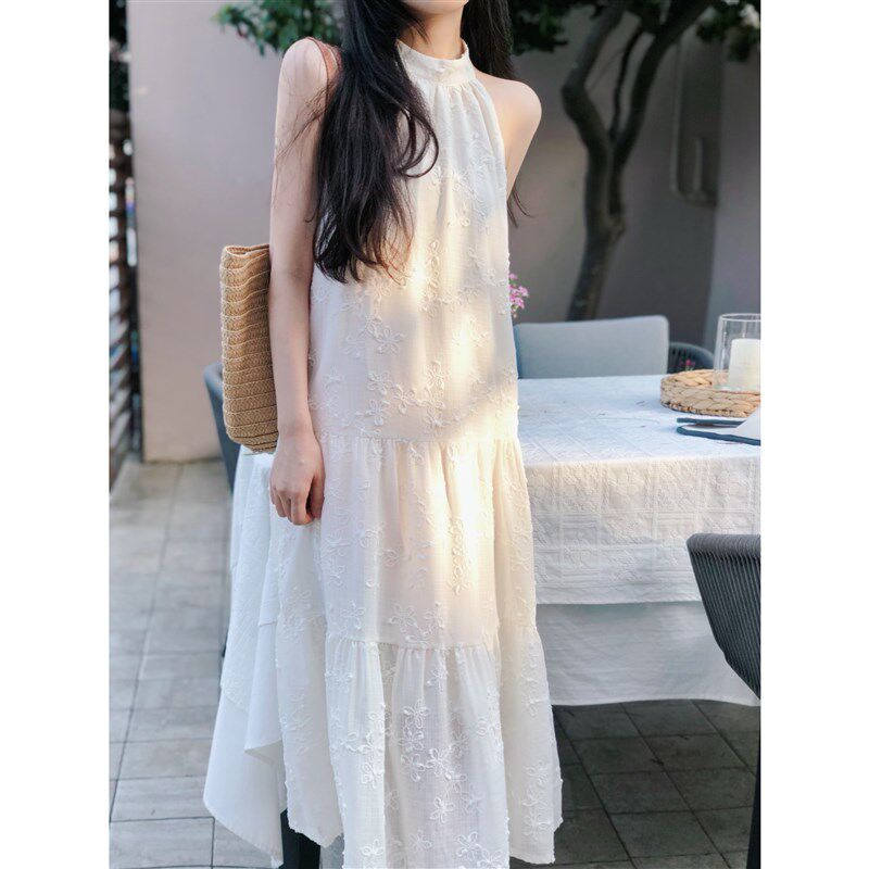 橘里浪漫如约而至刺绣蕾丝白色仙女挂脖长裙度假海边绝美连衣裙