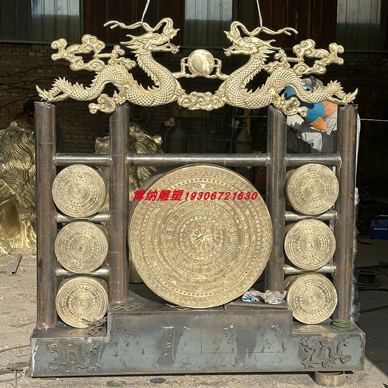 布衣神鼓雕塑定制铸铜广西铜鼓战鼓腰鼓雕塑公园风景U区园区景观
