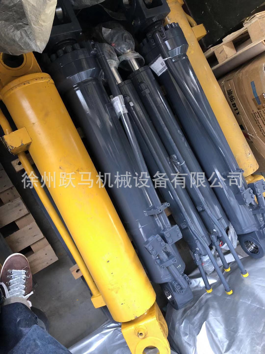 徐工装载机石材叉装机右动臂油缸