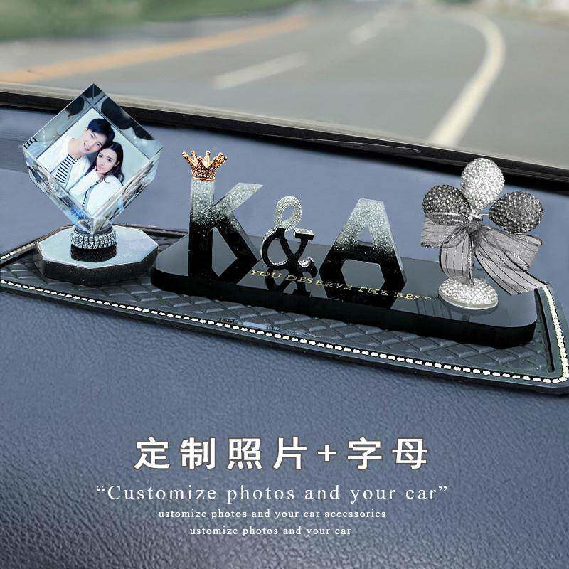 现做照片姓名字母车摆件载388个性创意车中控台女车汽内用情侣品