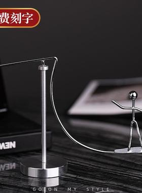 北欧ins创意可爱混沌牛顿摆金属不倒翁小铁人办公桌物理平衡摆件