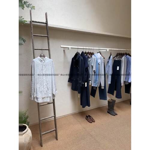 服装买手店展示架极简上墙挂衣架网红奶白色陈列货架女装店靠墙架