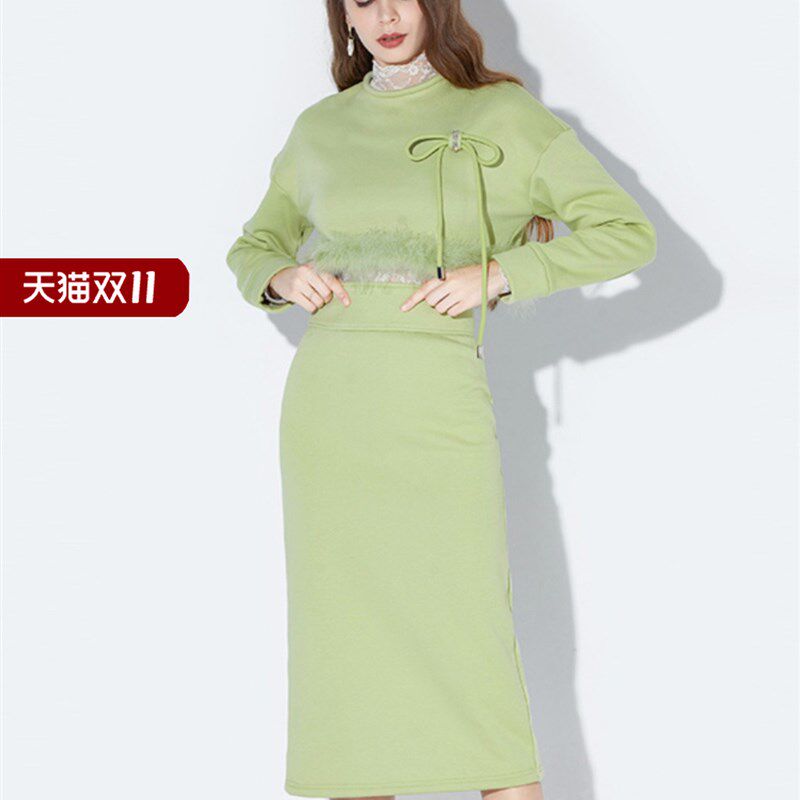 2025秋新款女装加绒加厚短款卫衣高腰半裙运动休闲时髦浅绿色套装