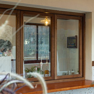 定制实木左右推拉折叠p窗户 咖啡奶茶店樟子松实木原木左右折叠窗