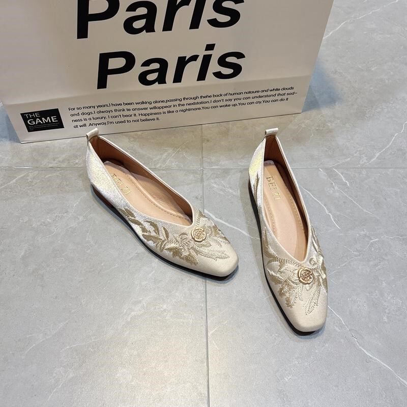 2025年春季新款单鞋女国风复古刺绣配旗袍马面裙金属扣平底大码鞋