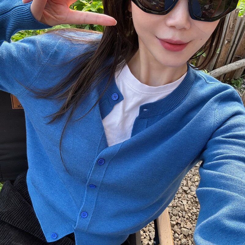 橙子太太女装 薄款内搭针织衫经典圆领款显白蓝色羊毛开衫短款女