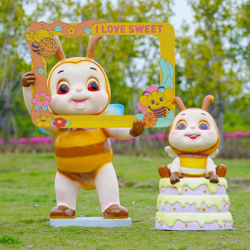 户外相框照打MON卡拍件卡通坪蜜摆蜂座椅雕塑玻璃钢幼儿园草美陈