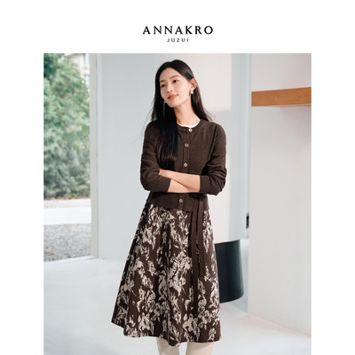 玖姿安娜蔻琥珀流光复古风圆领X型长袖针织连衣裙女2025冬季新款