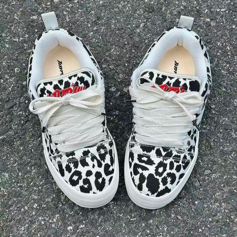 2025新豹纹帆布鞋女ins潮高级感轻奢小众休闲板鞋白色系带厚底鞋