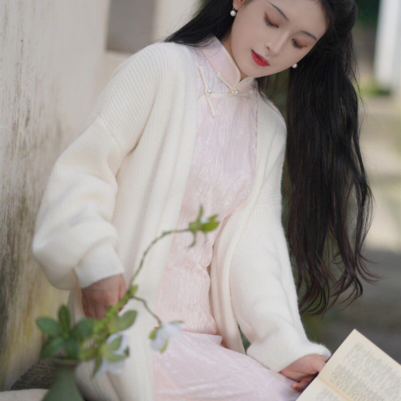 米白色中长款软糯慵懒风毛衣开衫外套配旗袍外搭2024年新款