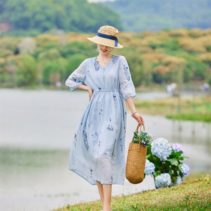 2025夏季新款苎麻刺绣女装旅行文艺长款连衣裙七分袖大摆抽绳长裙