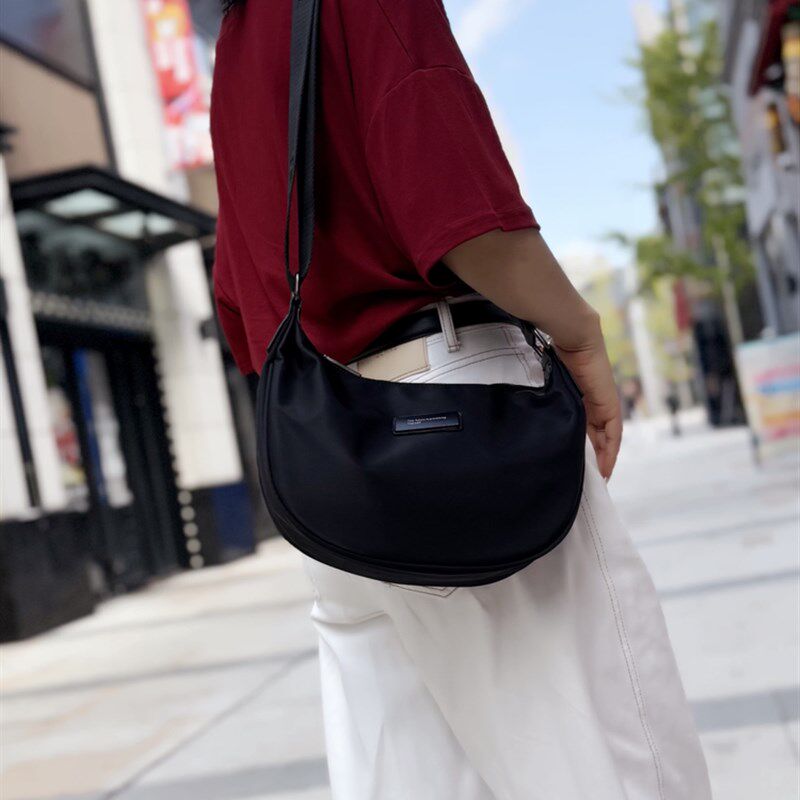 2025新款时尚百搭单肩斜挎包高级感防水牛津布休闲大容量轻便女包