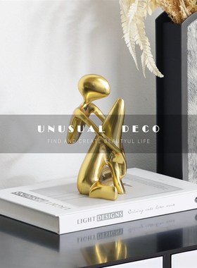 极简欧式金色镂空抱膝人t物摆件客厅书房桌面样板房软装饰品