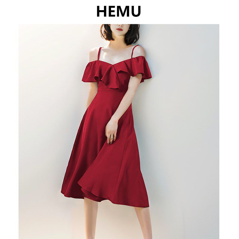 红色一字肩吊带连衣裙女夏法式小众设计高级感海边度假订婚礼服裙
