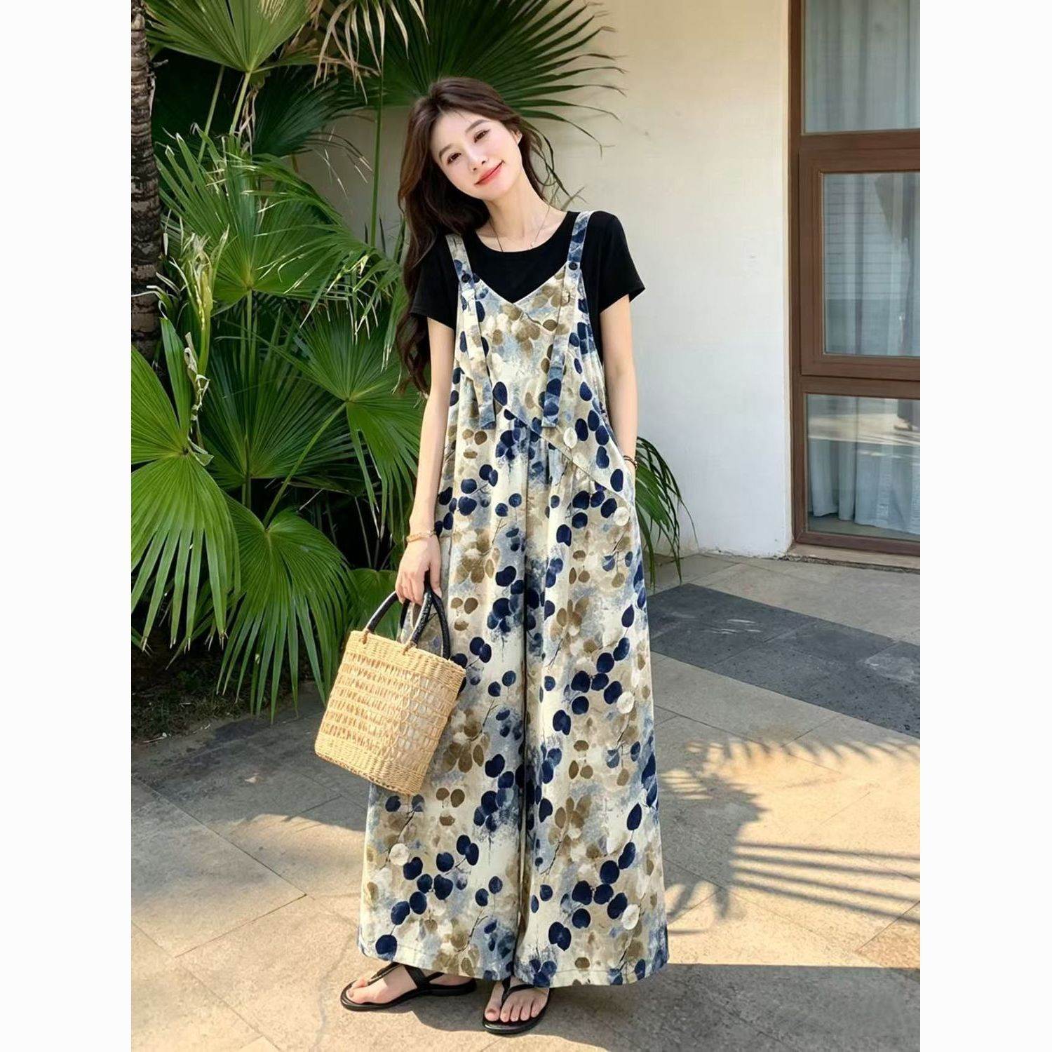 慵懒松弛感吊带碎花阔腿裤子女夏季2026新款宽松显瘦休闲连体裤