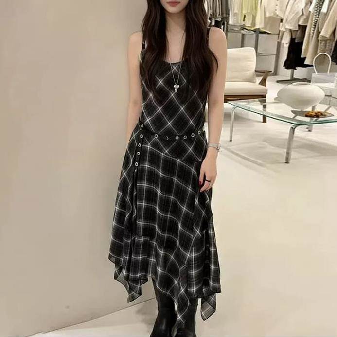 法式格纹雪纺吊带连衣裙女2026夏款高级感减龄不规则字长裙