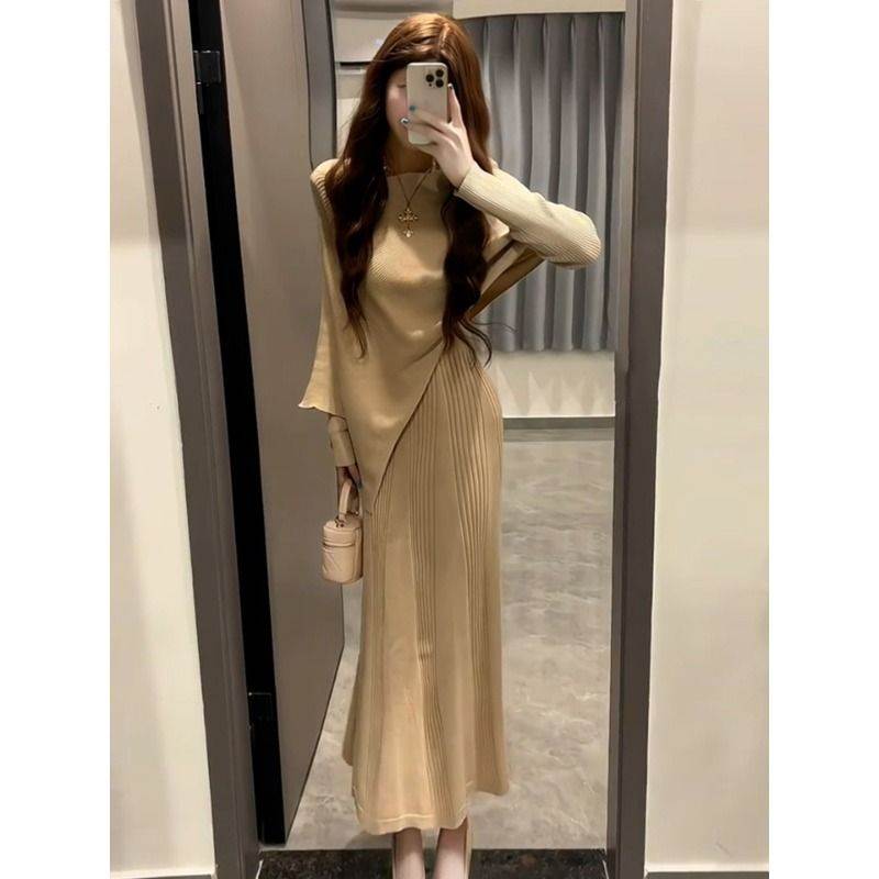 巨好看斗篷针织连衣裙女秋冬新款千金风韩系修身显瘦包臀长裙套装