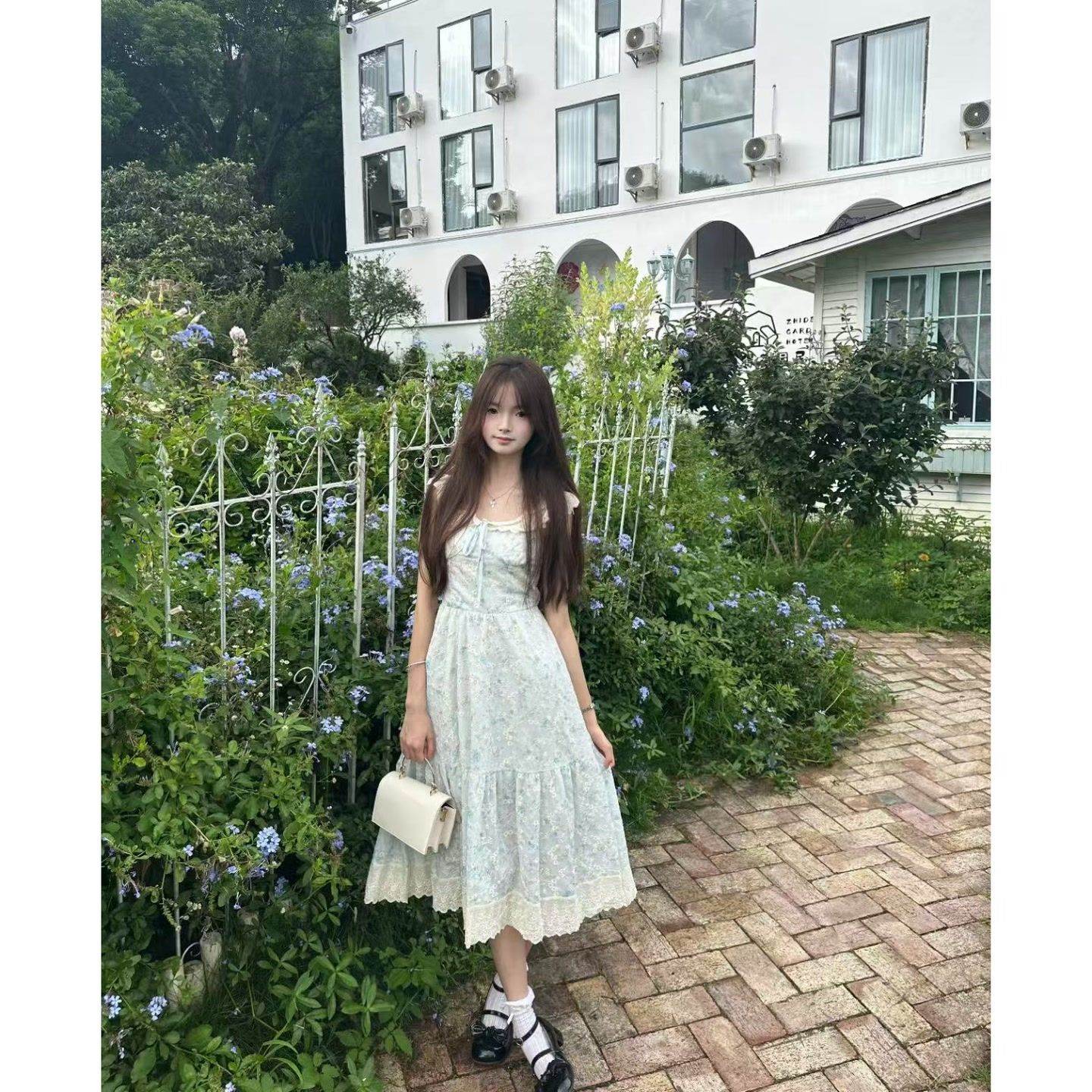 法式温柔风蕾丝花边拼接背带碎花连衣裙女学生韩系收腰梨形字裙