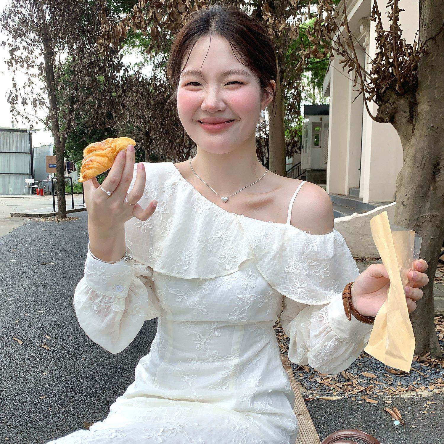 韩系设计荷叶边白色露肩长袖连衣裙女修身温柔风长裙
