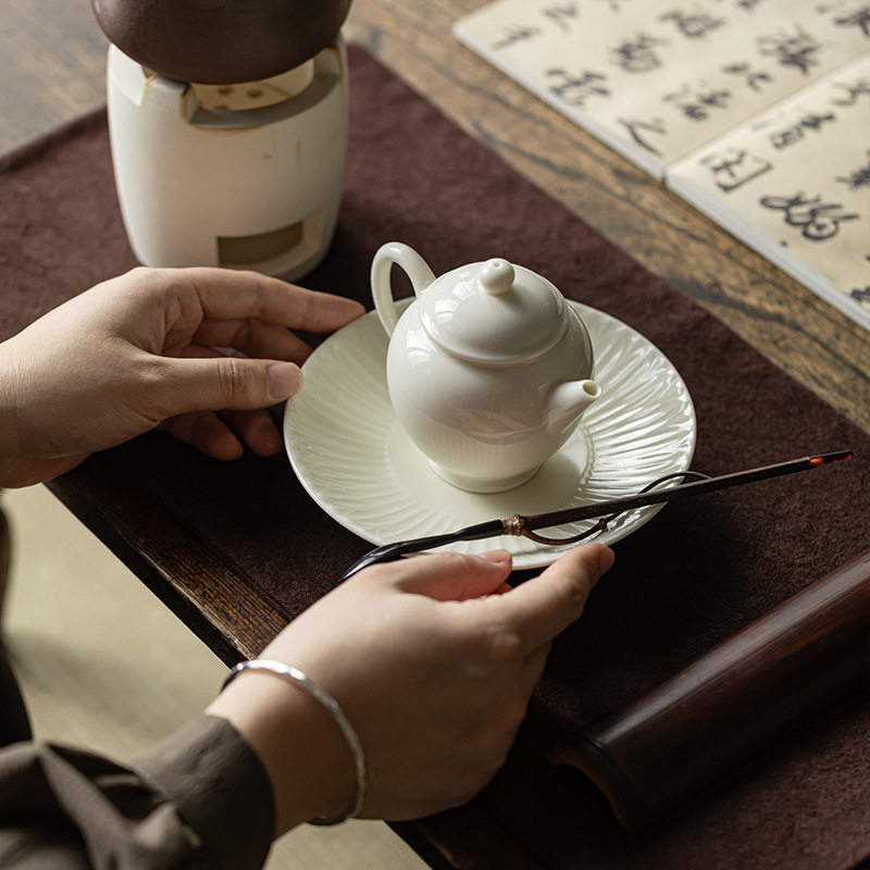 明泉茶斋杏白釉莲瓣纹茶托盘