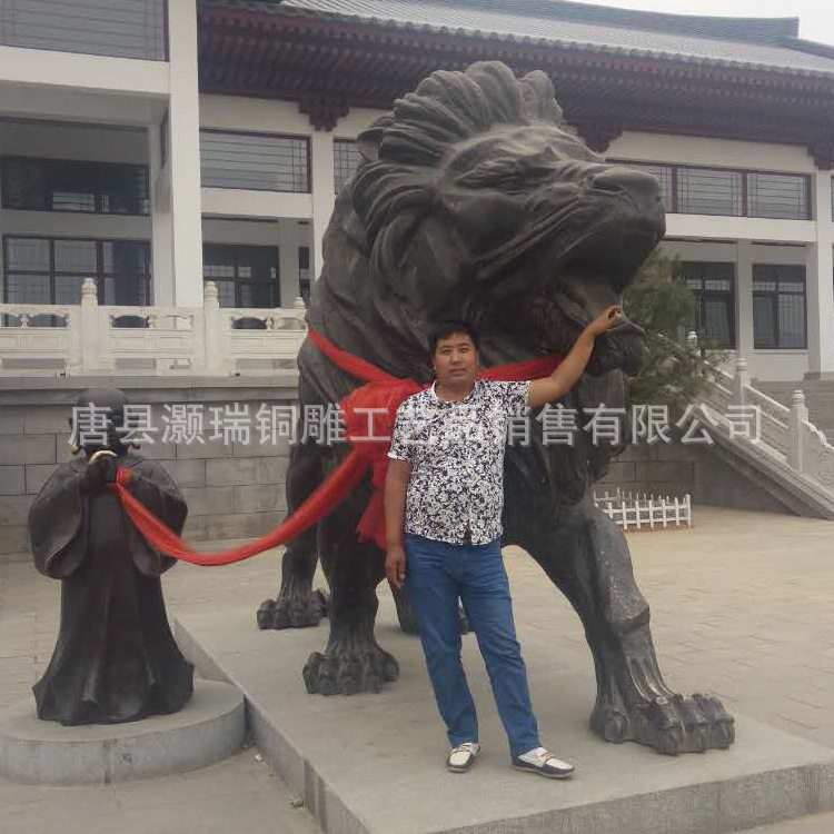 大型铸铜狮子雕塑景区门口