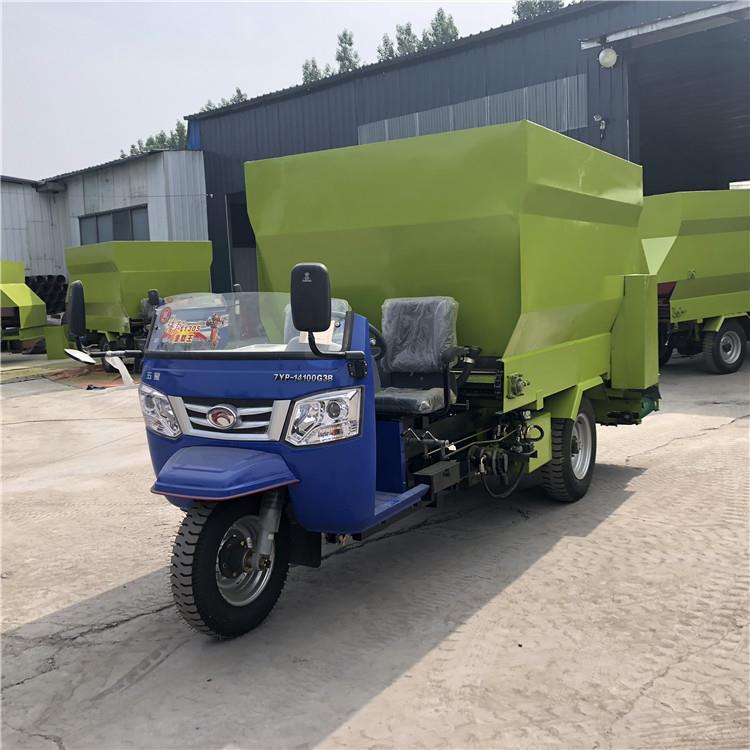 吉林牛场撒料车养殖饲料投料机替代人工自动喂料抛洒车撒料车机械