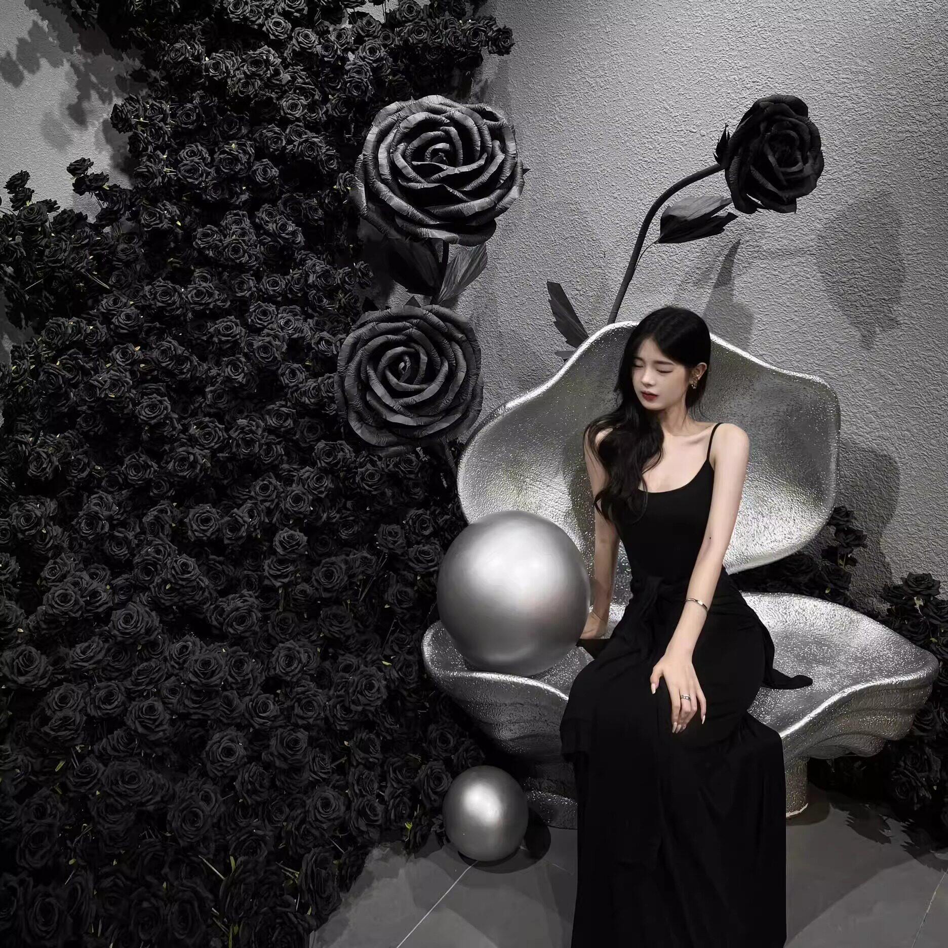 复古风高级感黑色仿真玫瑰花墙网红瀑布打卡拍照假花节日布置背景