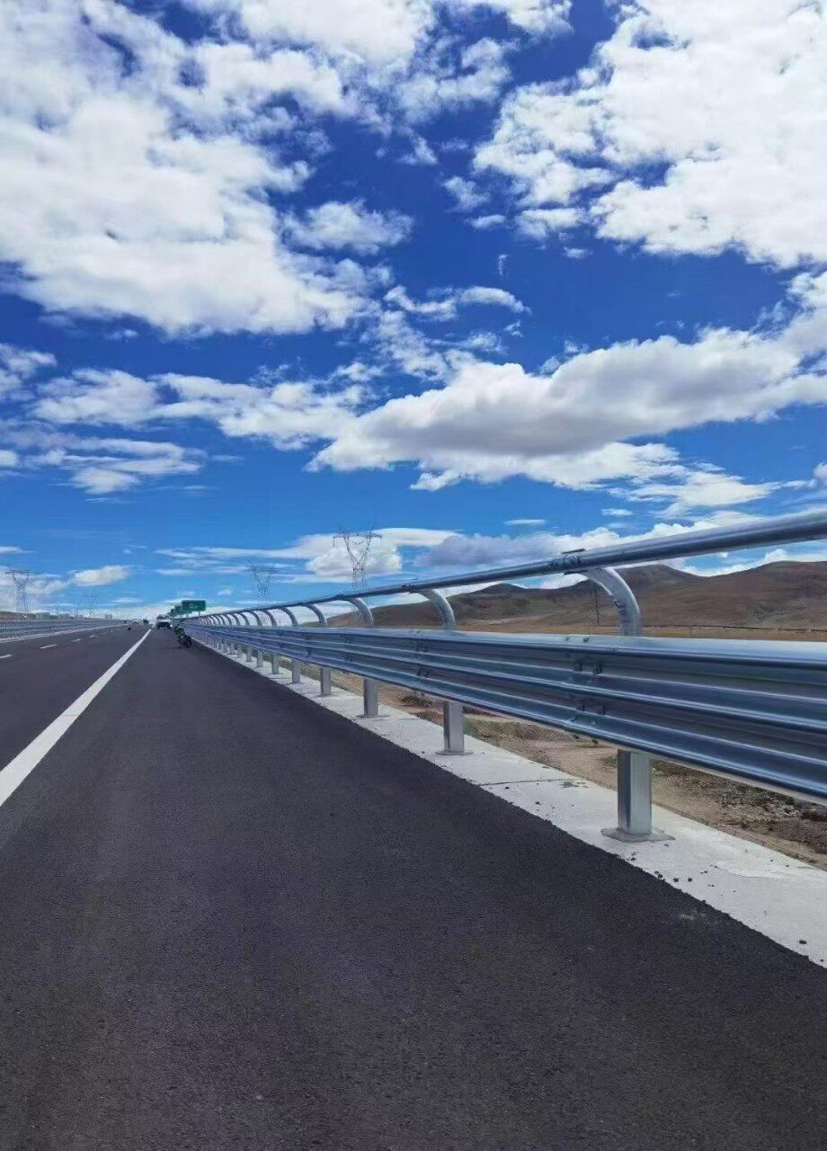 乡村高速公路护栏热镀锌三波形护栏板道路交通安全防撞防护栏