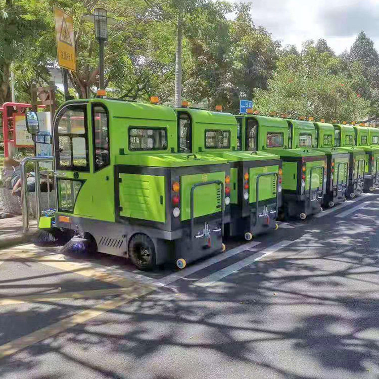 多功能驾驶式三轮吸尘清扫车