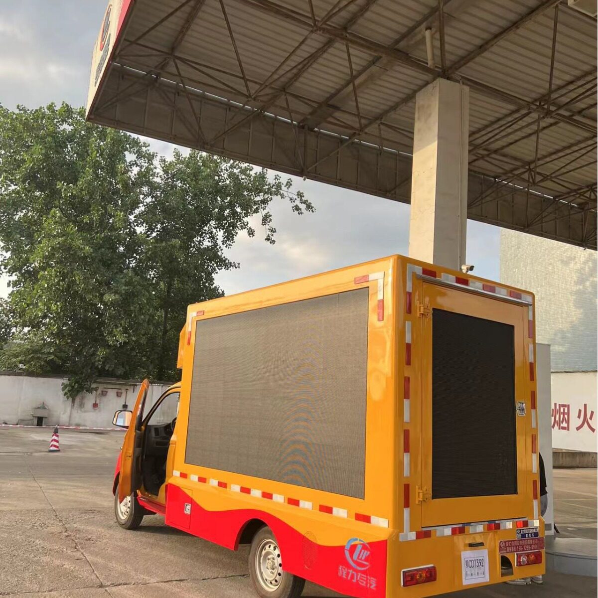 LED大屏高清防水防震舞台车
