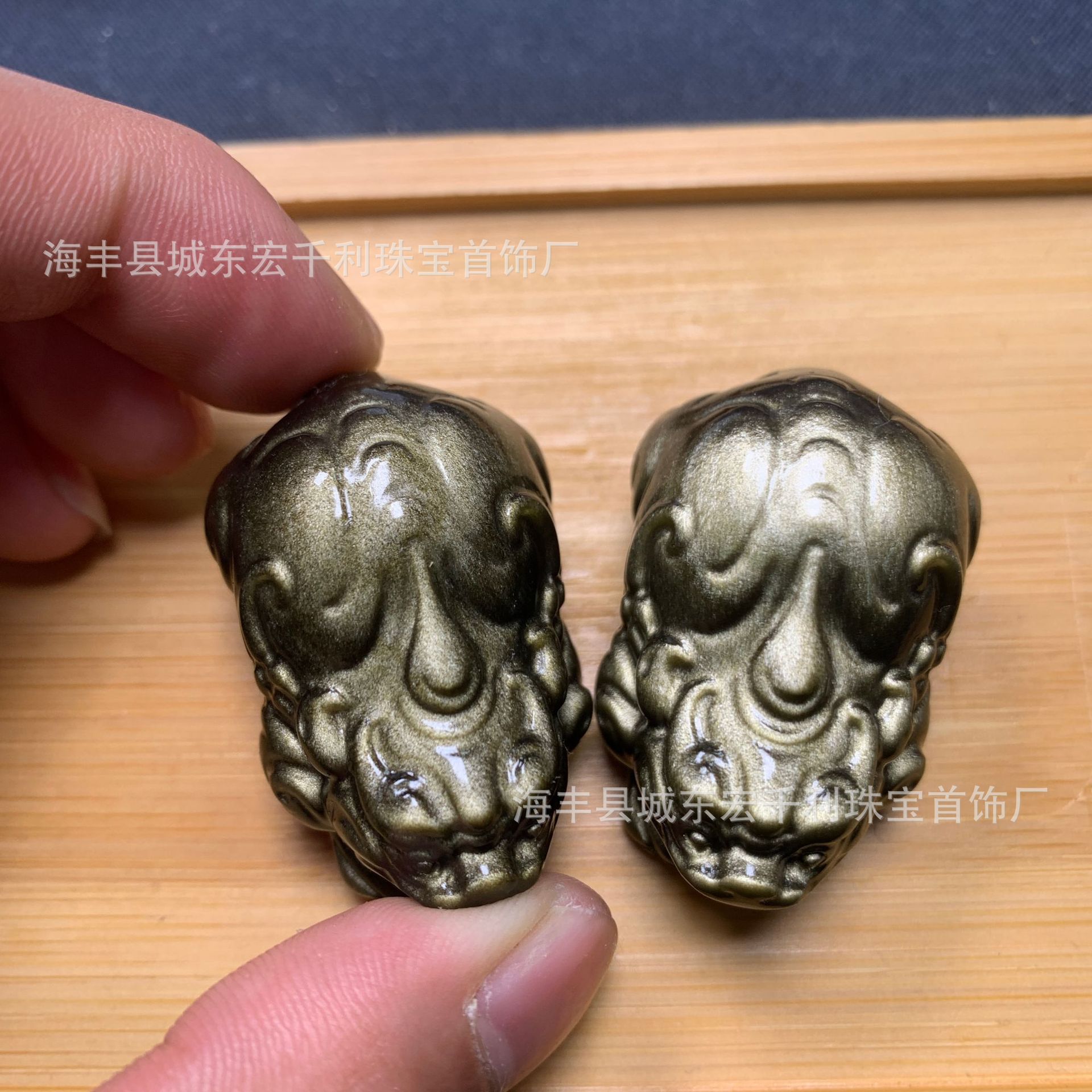 天然银耀石貔貅小摆件黑曜石金耀石貔貅招财貔貅手把件摆件批发