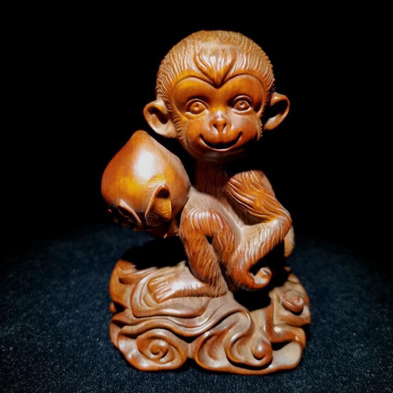 旧藏件小叶品黄杨木雕刻十CCO二生肖猴手把工猴子抱桃文玩艺桌面