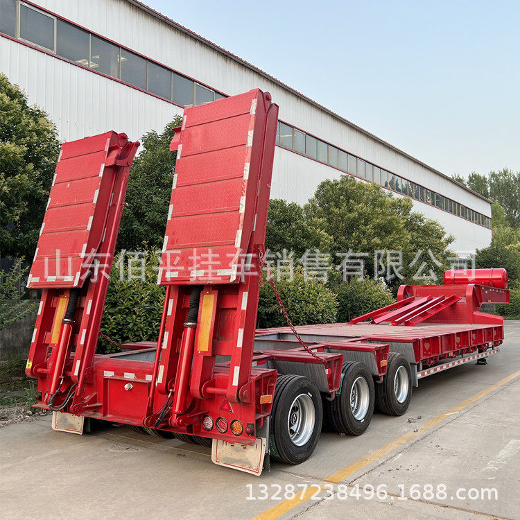 13米压路机运输半挂车 折叠式电动爬梯半挂车 集装箱半挂车