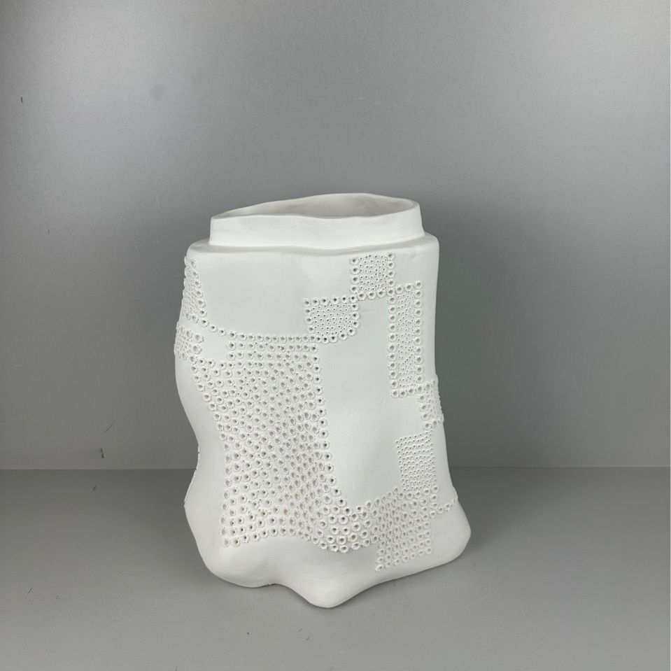 现代北欧白色手工千孔陶瓷扭扭花器花瓶 极简售楼饰品大口摆件