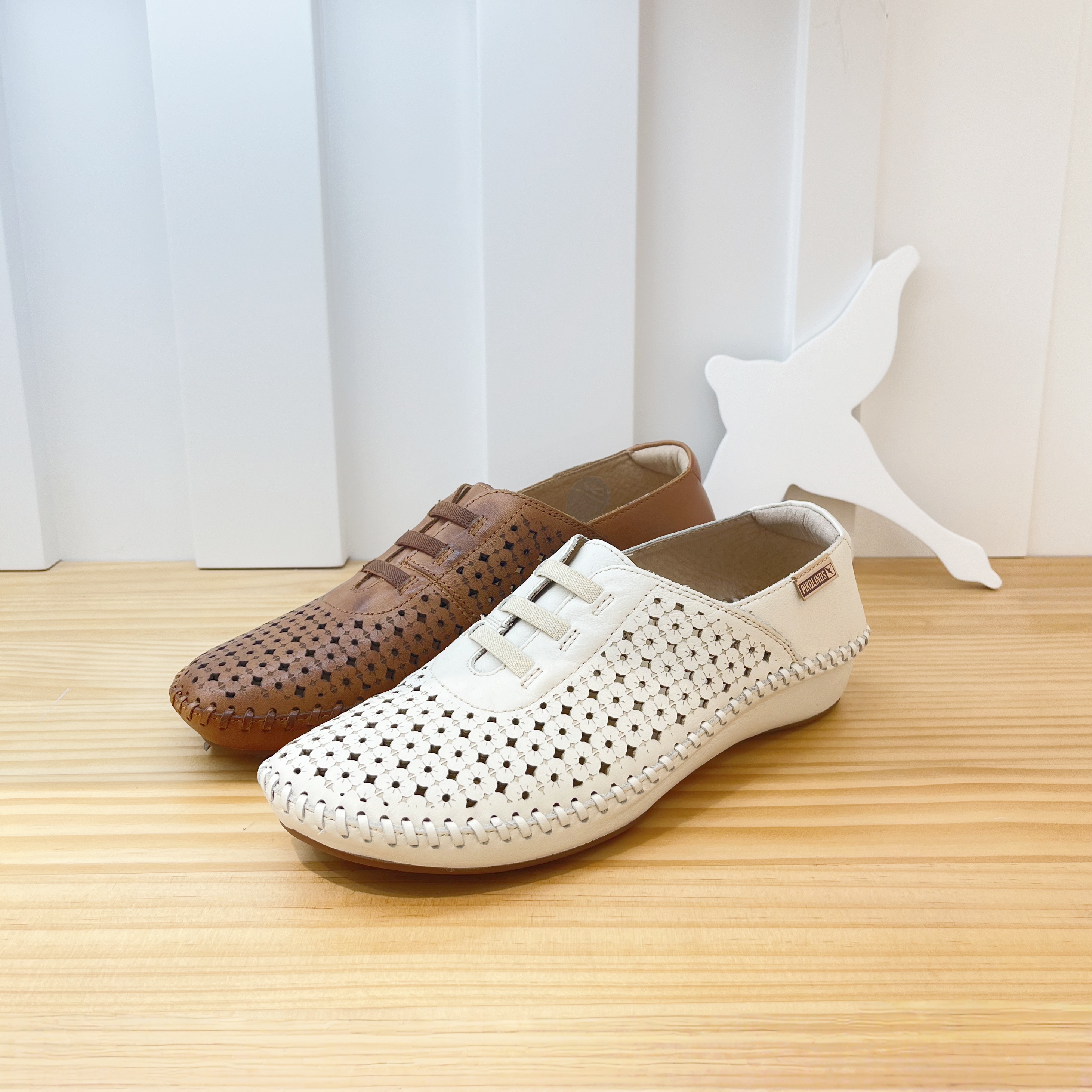 派高雁春季牛皮圆头镂空单鞋