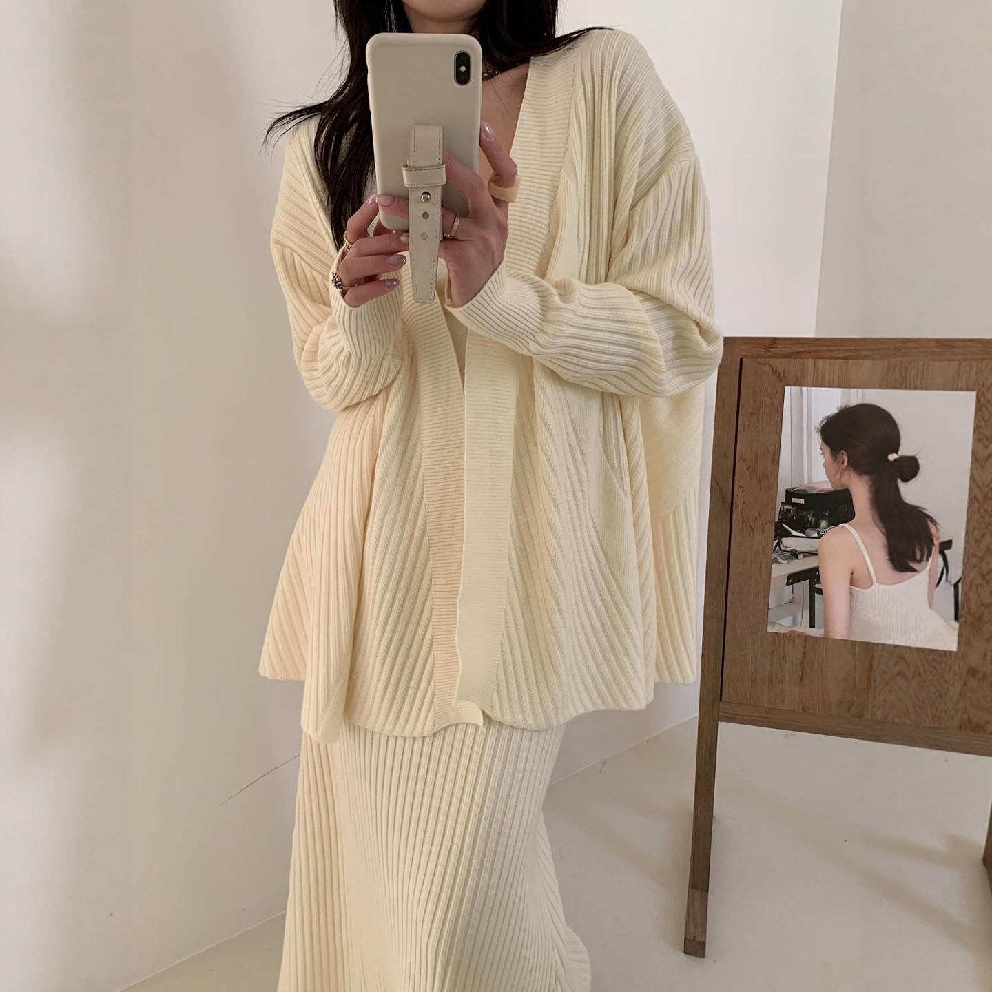 法式时尚慵懒风新年红色针织套装女春季显瘦开衫背心半身裙三件套