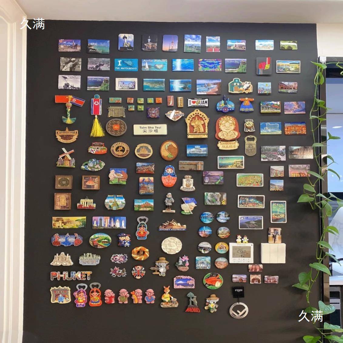 贴在行墙黑壁上的板冰双层磁性黑WAS板墙贴可擦写旅箱展示磁吸画