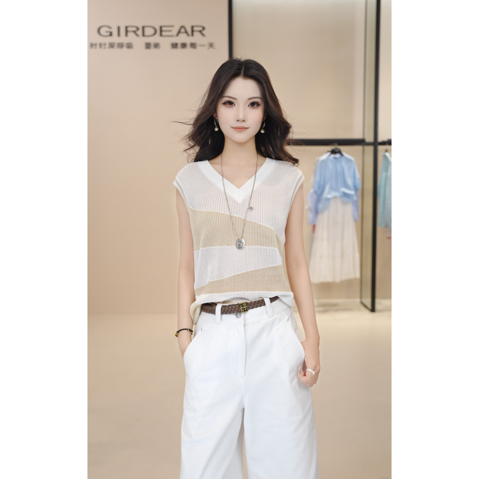 Girdear/哥弟夏季显瘦V领休闲黑白色外穿弹力镂空无袖马甲138063