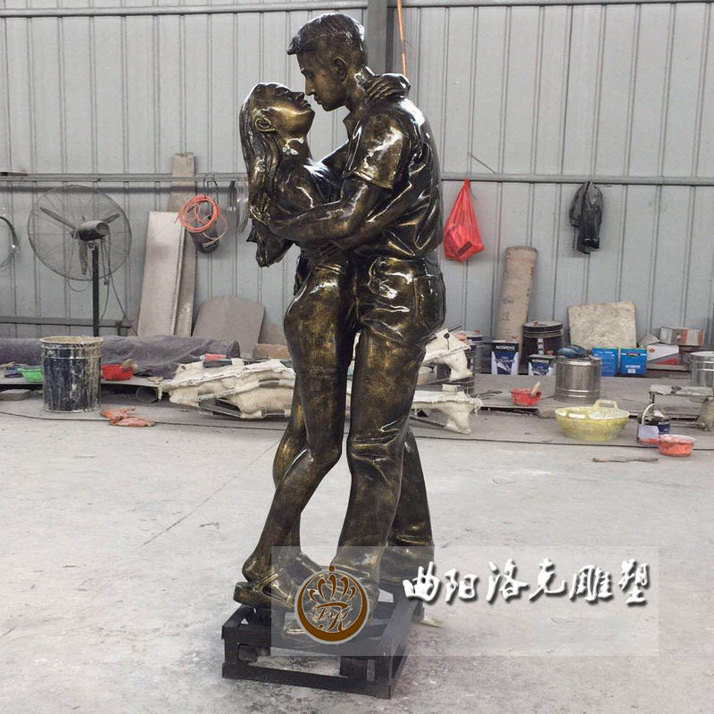 玻璃钢户外爱情主题雕塑仿真情侣接吻人物雕塑大型爱情景观雕塑像