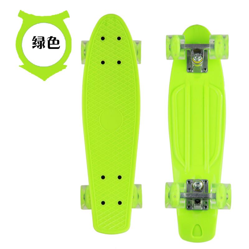 塑料四轮滑板单香蕉板YB001鱼板鱼型板翘复古板路公街板闪光刷PU