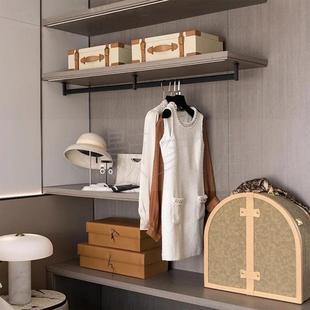 现代约简暖白调卧室开JJF配放衣柜层架软装 饰品摆件搭展组合样板