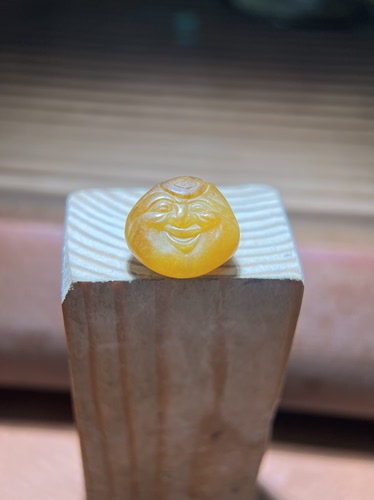 新疆和田玉籽料黄沁佛公尺寸16*17*9mm重3.4克