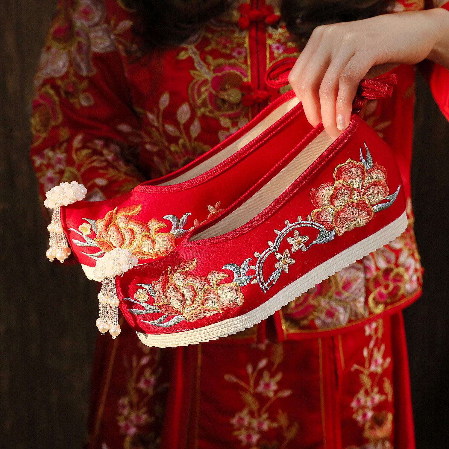 筱筱绣缘内增高绣花秀禾婚鞋图片