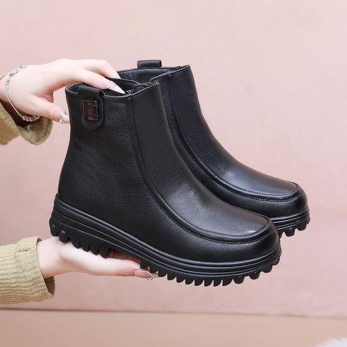 妈妈鞋冬季真皮羊毛短靴大码加绒防滑软底平底加厚中老年女士棉鞋