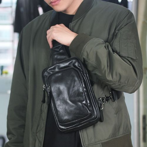 头层牛皮休闲包胸包户外真皮男包竖款斜背包单肩斜挎包黑色潮牌