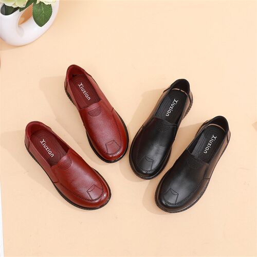 2022新款妈妈鞋软底真皮中老年平底防滑奶奶鞋休闲轻便百搭女