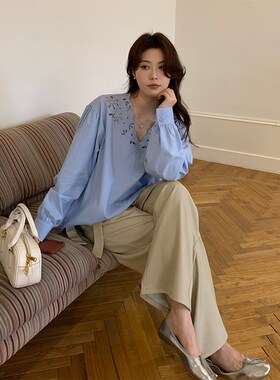 NAZ那子大码春季新款法式V领镂空刺绣衬衫胖mm设计感复古气质上衣