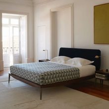 北欧现代简约侘寂黑胡桃木实木软包榉木排骨架双人框架结构主卧床