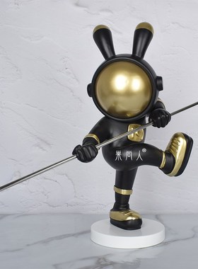 简约客厅电视柜书房手持棍子金面创意雕塑摆件